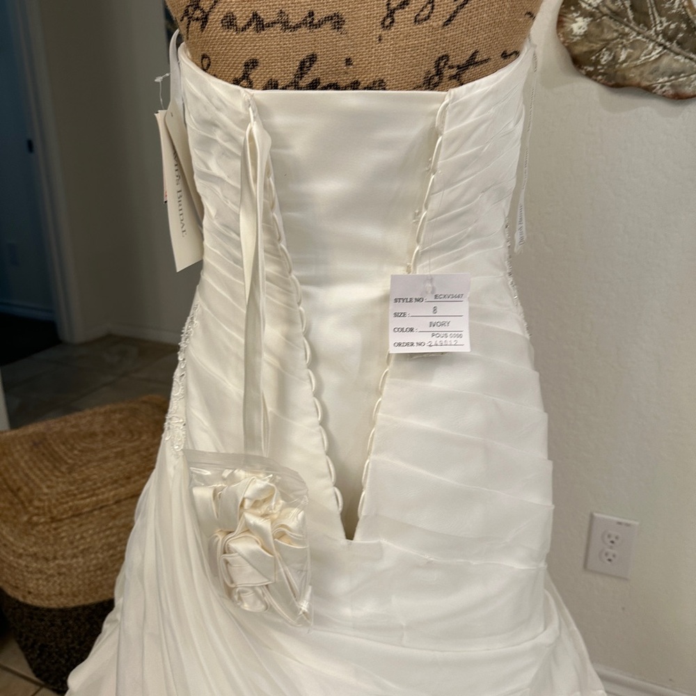 ✨ David’s Bridal Strapless Wedding Gown – NWT | Size 8 | MSRP $699 - Picture 9 of 13